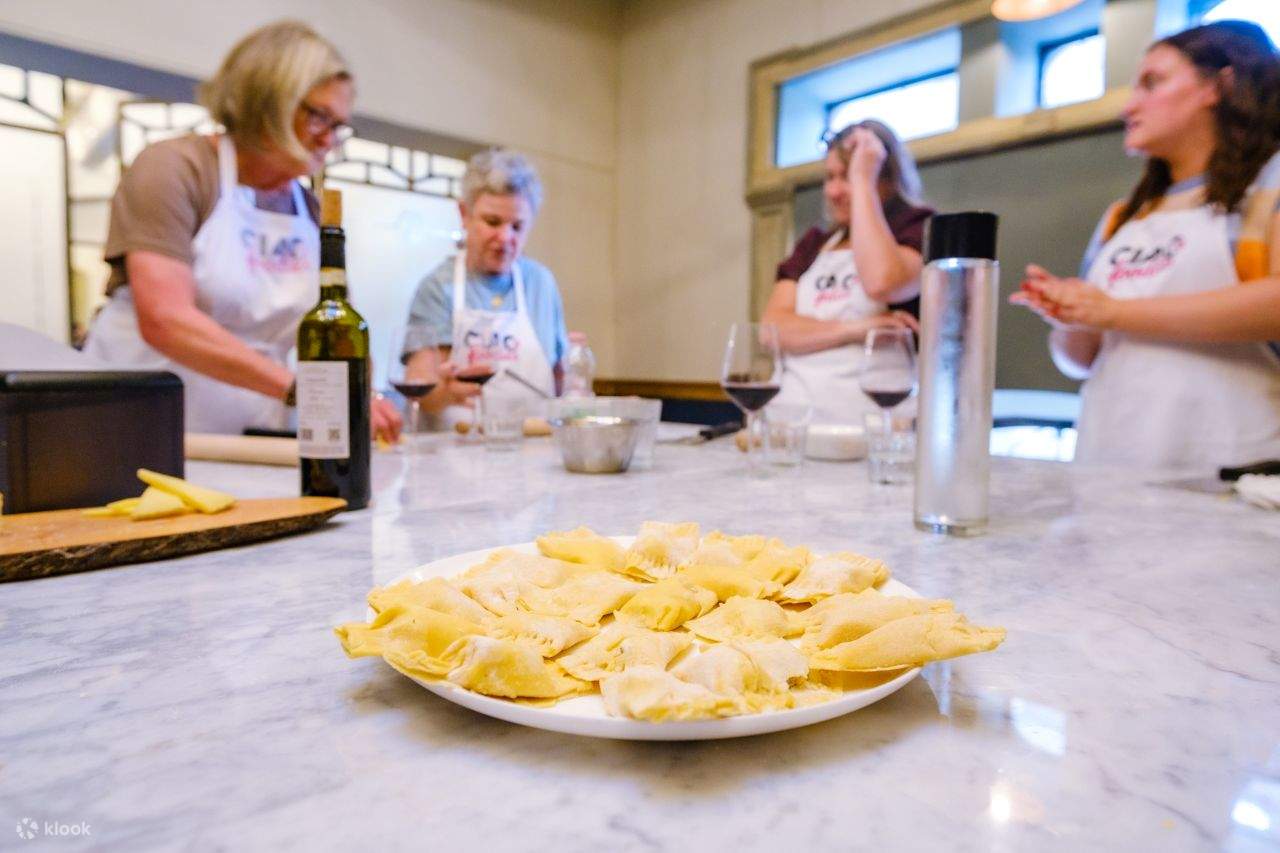 Corso di cucina semi-privato con vino illimitato 