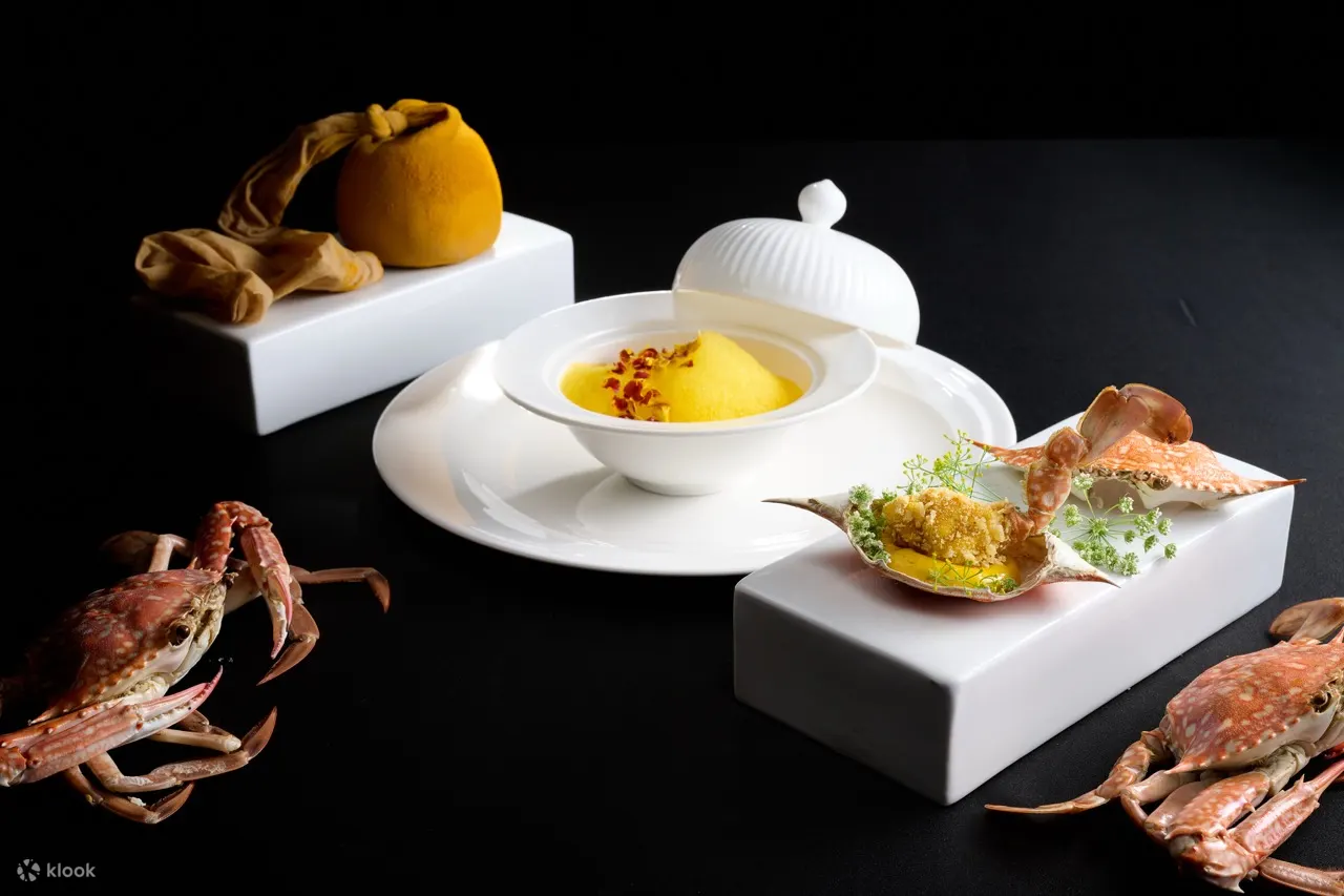Southern-Style Yellow Curry with Blue Crab & Fermented Garlic