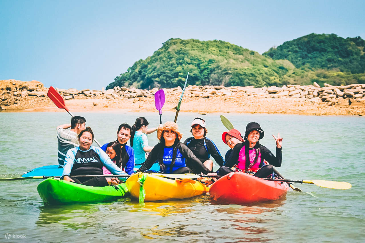 Navegue en kayak por aguas tranquilas y admire las vistas panorámicas.