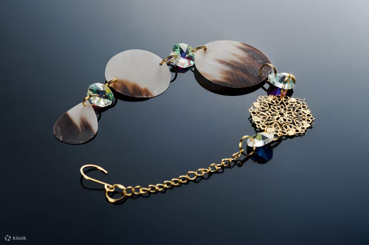 Hwagak: Bộ dụng cụ thủ công làm đồ bắt nắng hoàng gia Hàn Quốc
Trải nghiệm Hwagak, một nghề thủ công truyền thống chỉ có ở Hàn Quốc.
Tạo hình sừng bò và, nếu muốn, thêm tác phẩm nghệ thuật của riêng bạn để tạo ra một chiếc đồ bắt nắng độc đáo.