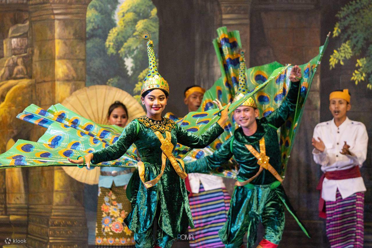 シェムリアップ：アプサラダンスショー、ビュッフェディナー、ホテルへの送迎