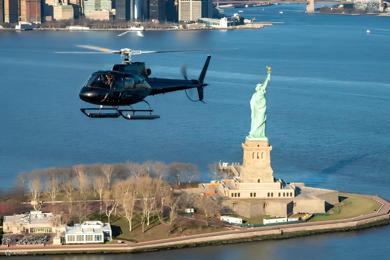 Terbanglah di dekat Statue of Liberty dengan helikopter untuk petualangan udara yang tak terlupakan