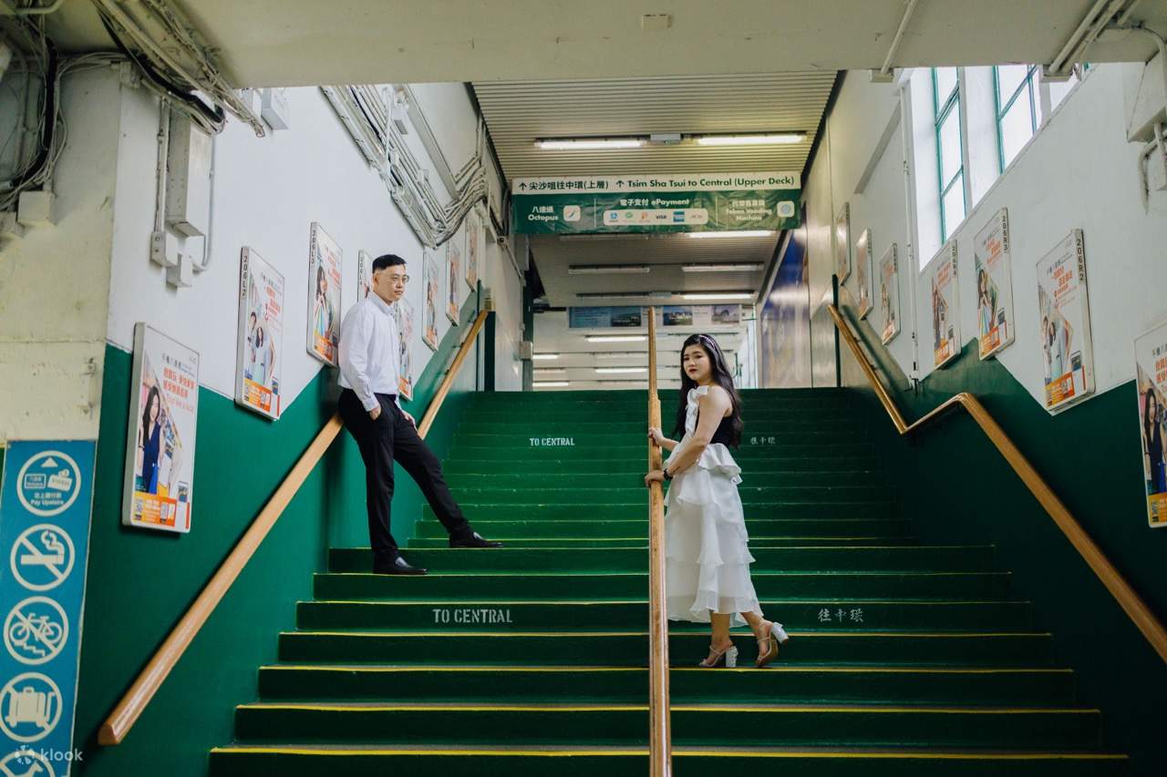 Cipta kenangan yang tidak dapat dilupakan di Jeti Tsim Sha Tsui dengan tangga hijau ikoniknya, memberikan latar belakang yang meriah dan unik untuk pemotretan romantis anda.