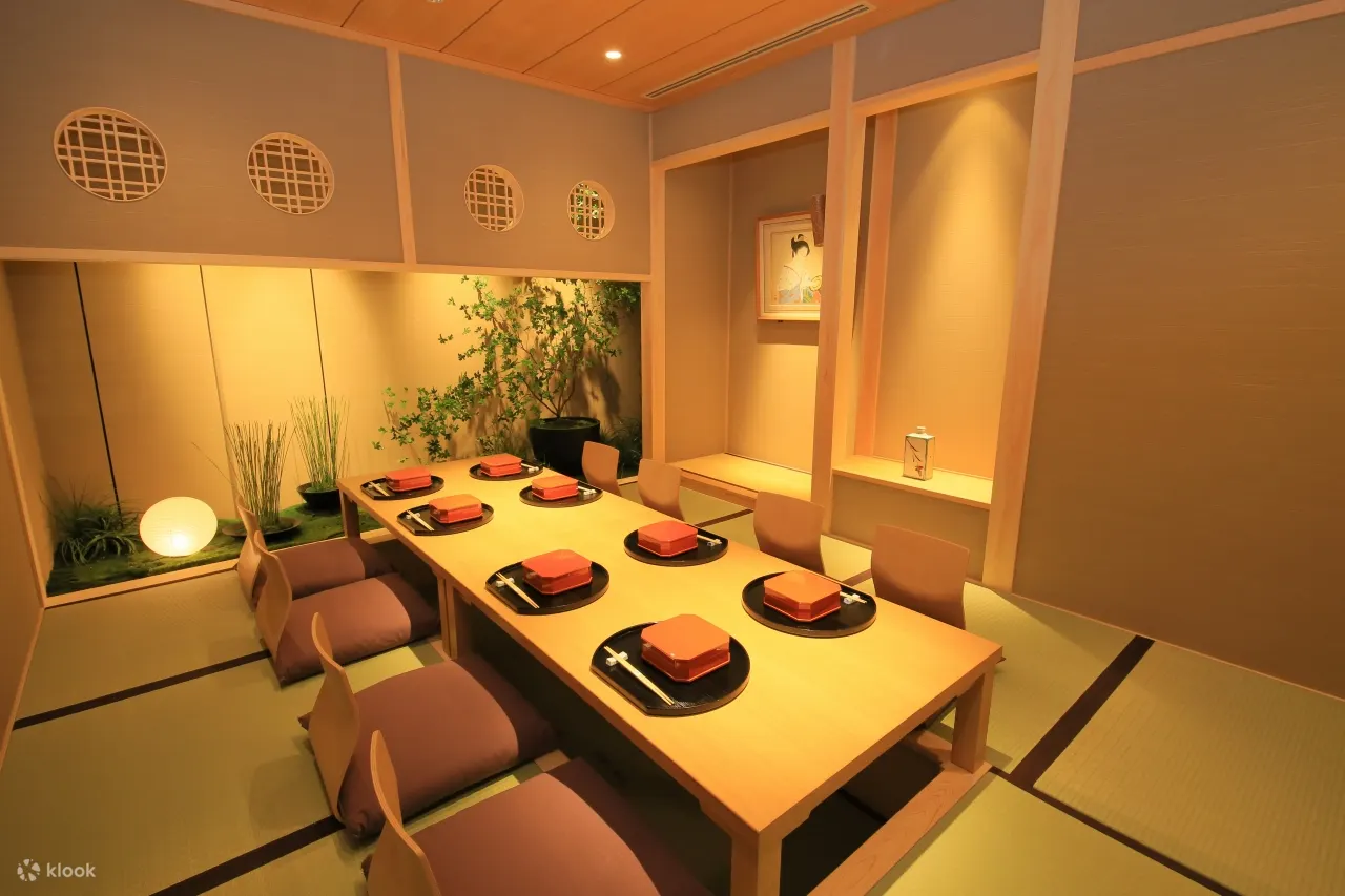 店内采用数寄屋造风格，提供8间榻榻米和餐桌座位，日式氛围传统雅致。