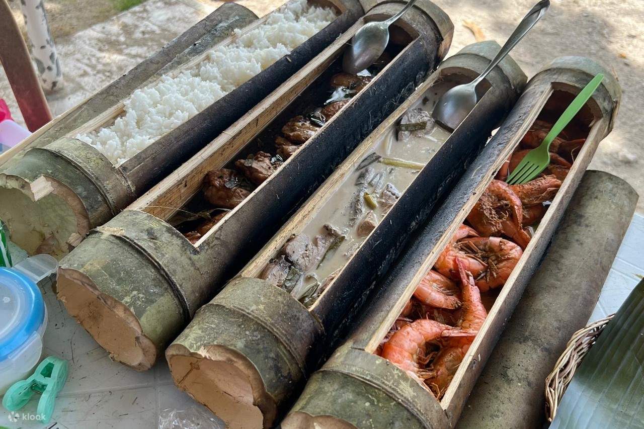 Potongan bambu dengan makanan di setiap potongnya