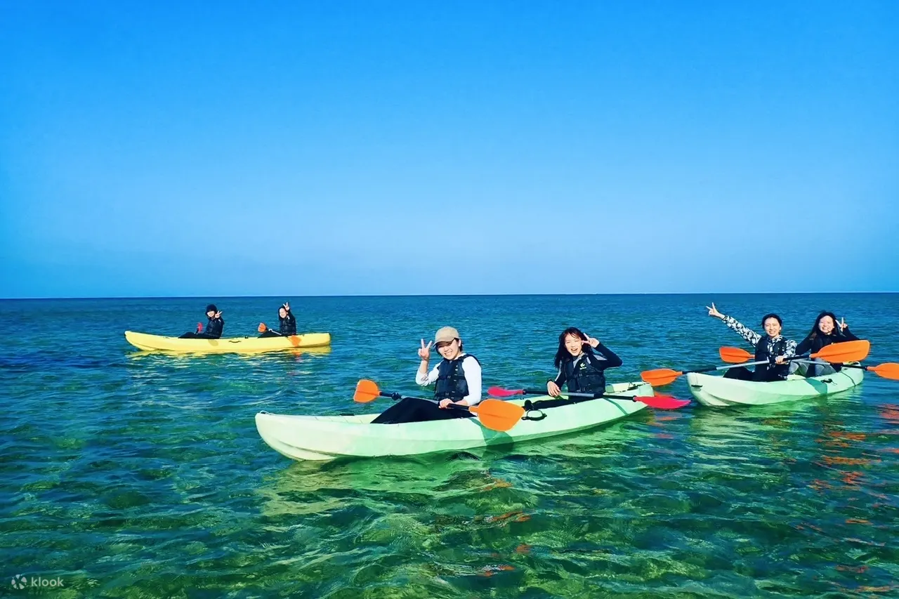 冲绳天然海滩立桨冲浪、皮划艇和青之洞窟浮潜体验（免费照片）