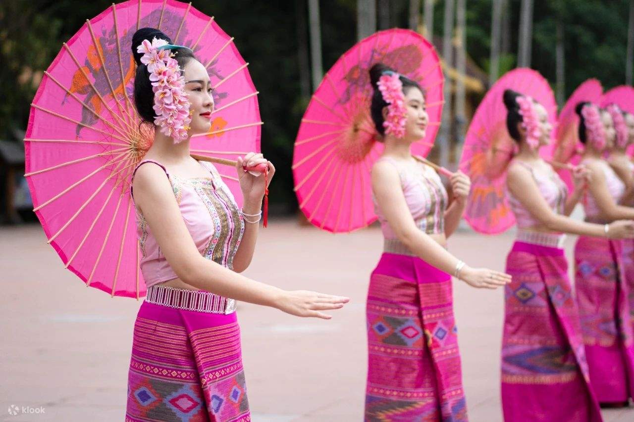 整个场地都被一种浓郁的、欢快又独特的氛围所笼罩，让人来了就不想离开，只想尽情享受这难得的美好时光