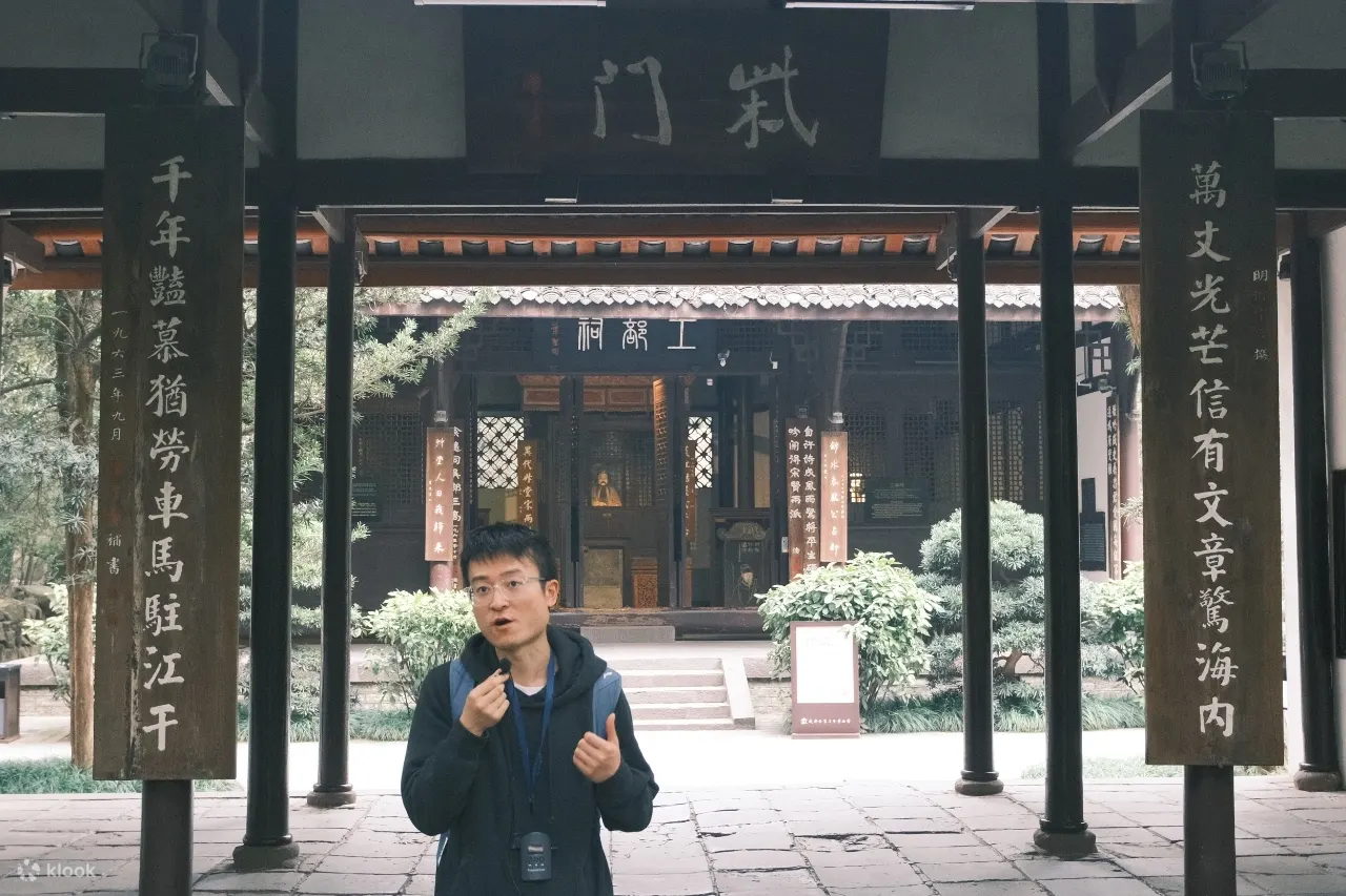 行程中主要讲解内容是杜甫被谪居成都之后在成都的生活经历和被贬过程中所创造的诗句，一起感受诗圣杜甫的蓉城生活。