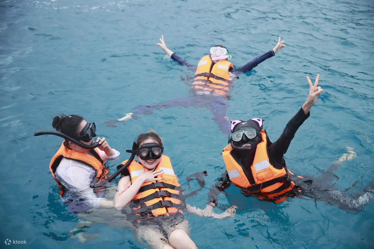 Excursion d'une journée aux îles Racha et Corail avec musique et soirée mousse