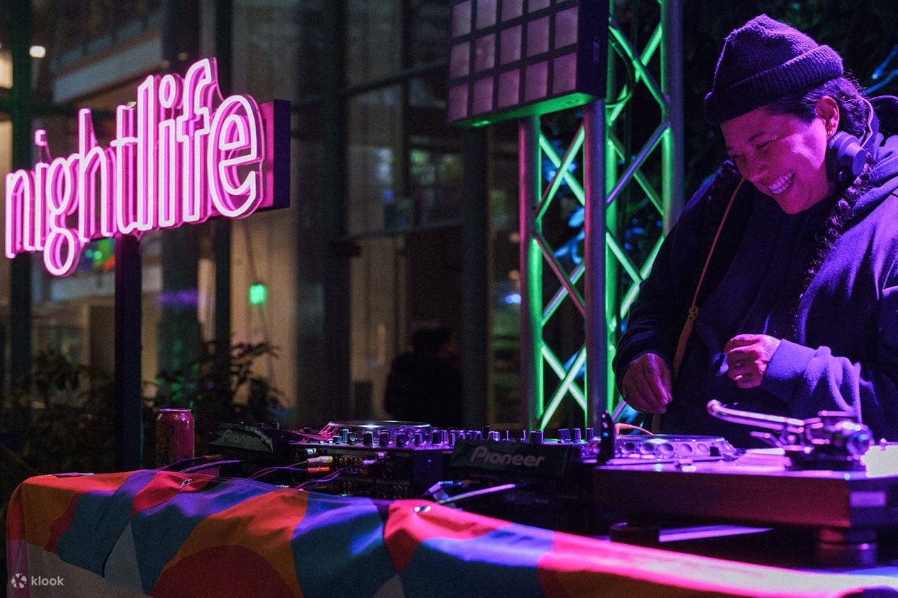 ライブDJの演奏を聴きながら、特製カクテルをお楽しみください。