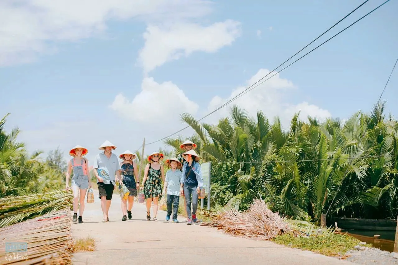 水椰林途中的旅游班
