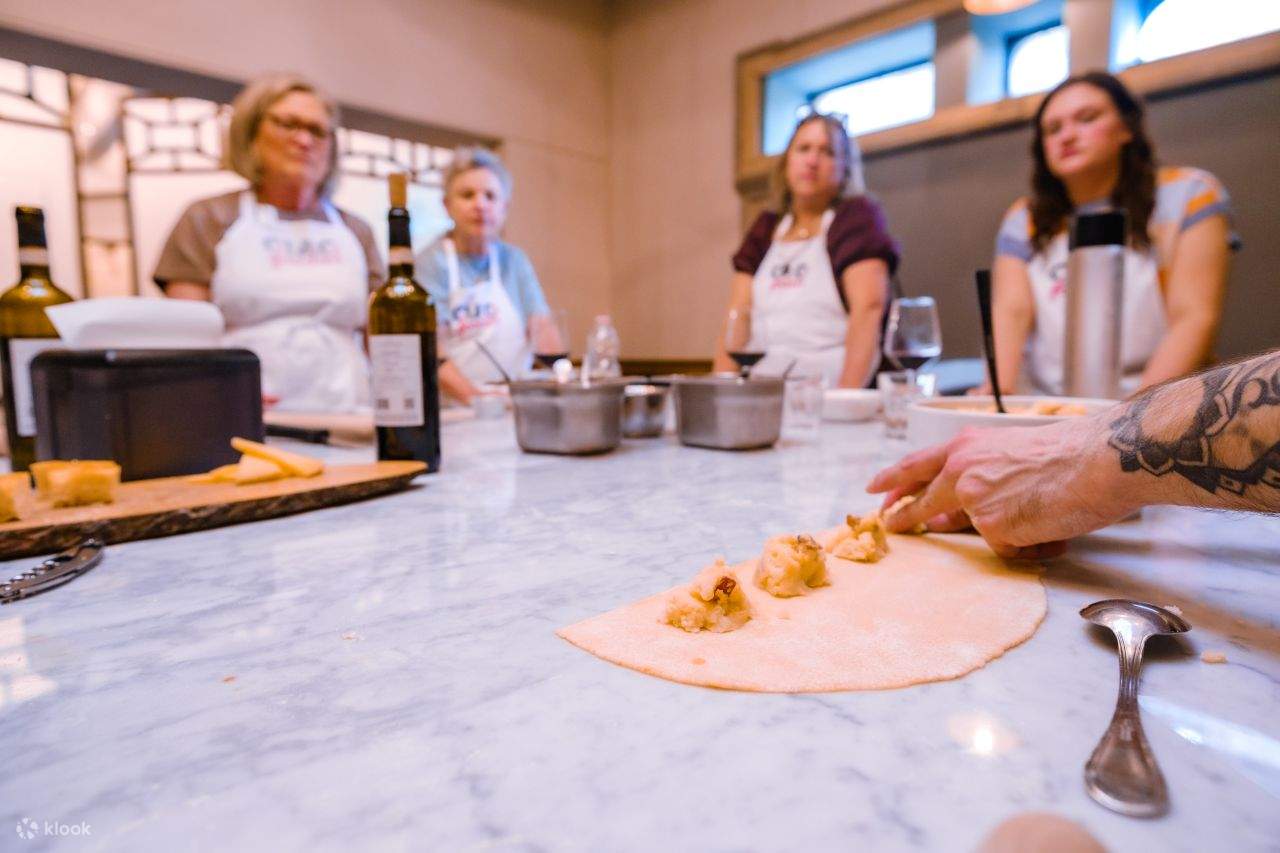 Corso di cucina semi-privato con vino illimitato 