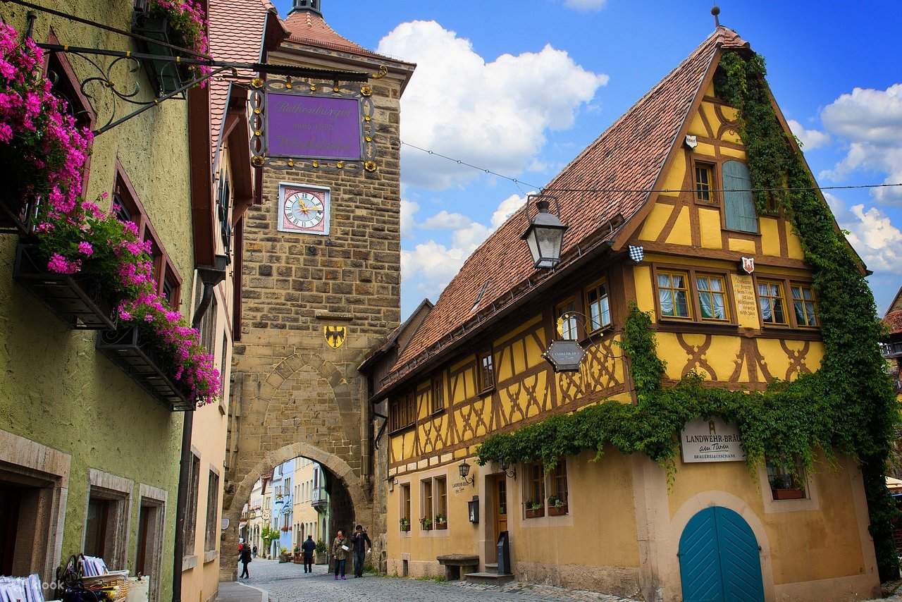 a yellow house in Rothenburg
