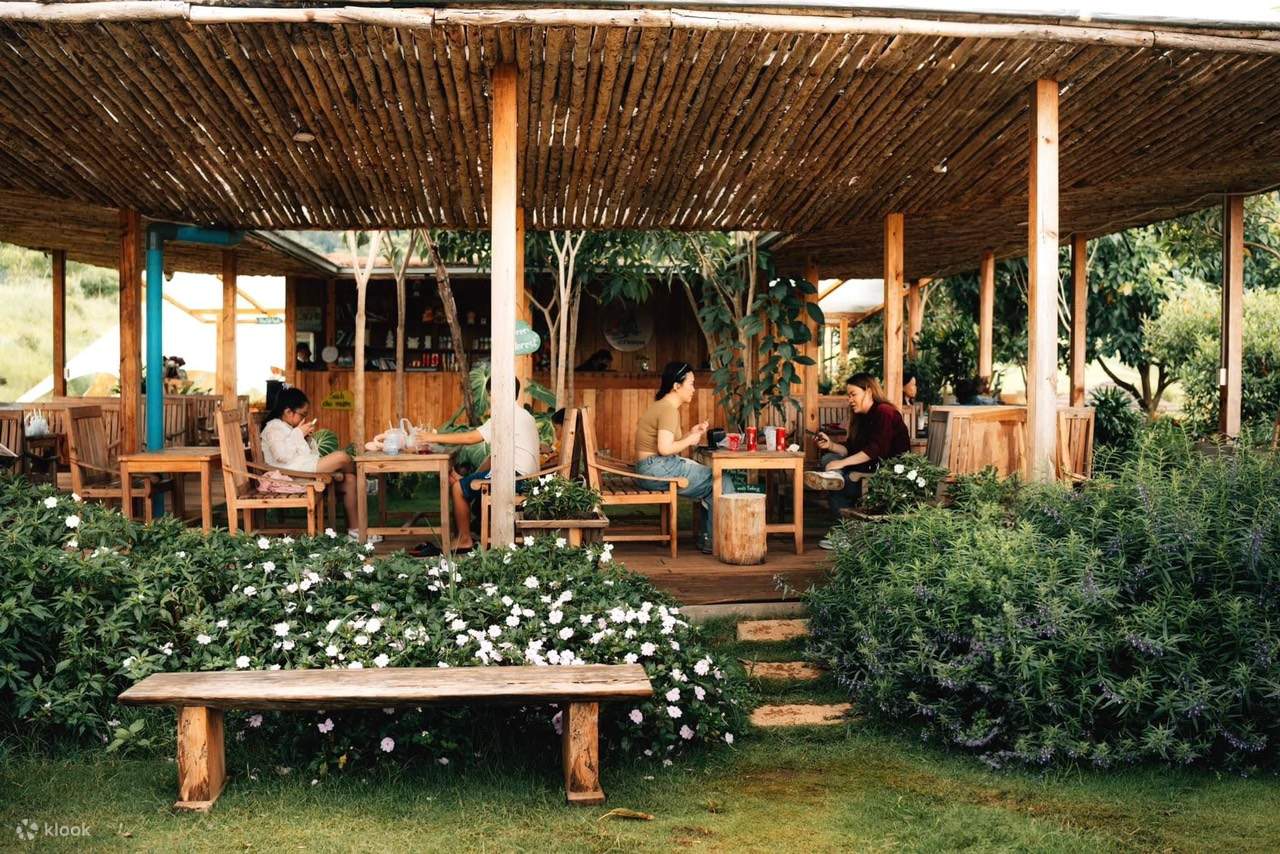 The Florest Cafe tempat Anda dapat menukarkan minuman Anda