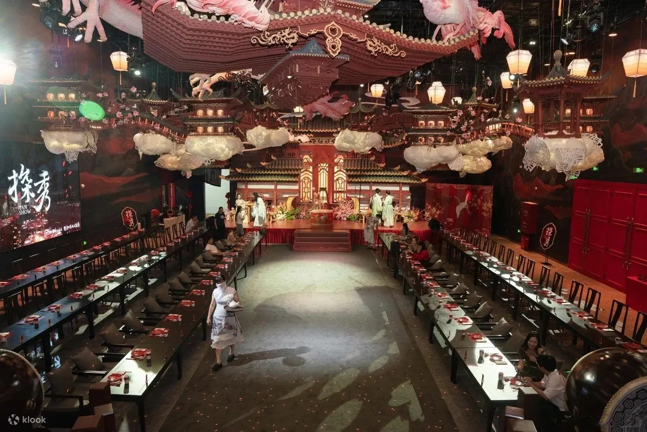 餐厅内部采用中式美学风格设计，一步一景。吊顶舞台、楼梯等元素巧妙融合，营造出美轮美奂的空间效果，为顾客提供了绝佳的拍照打卡场景