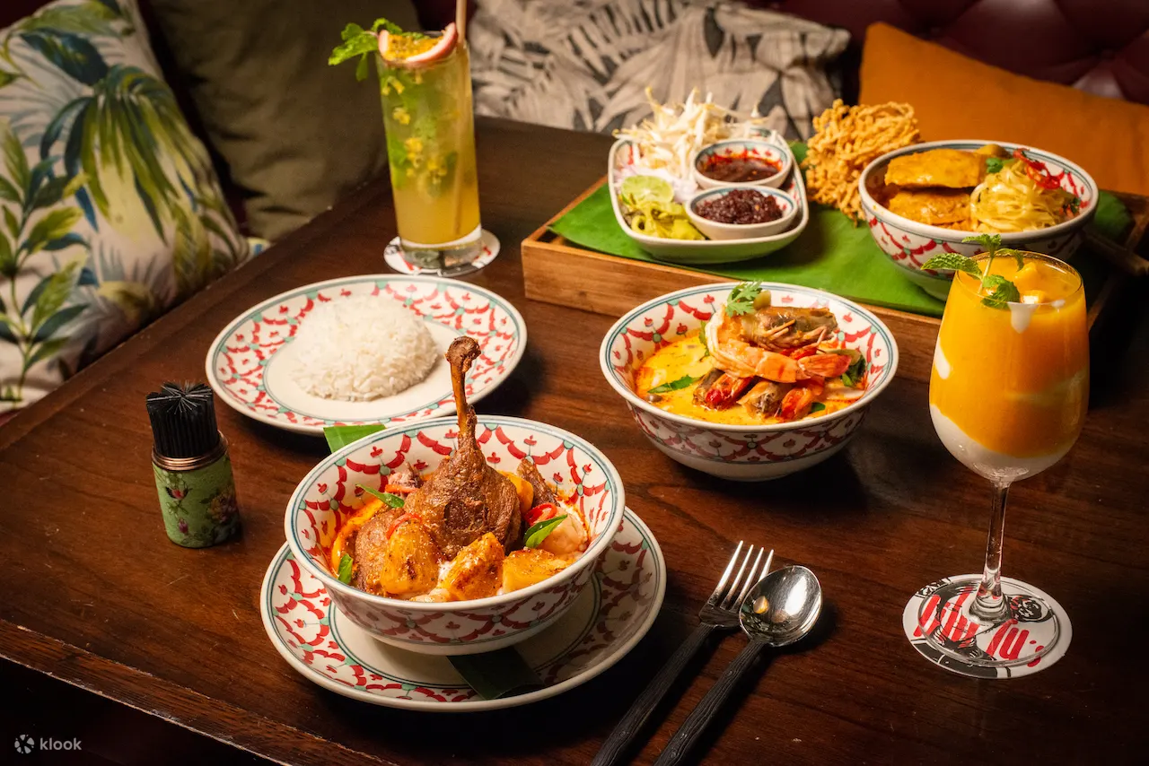 曼谷素坤逸 11 号美居酒店的 Lily Fu 亚洲小酒馆
