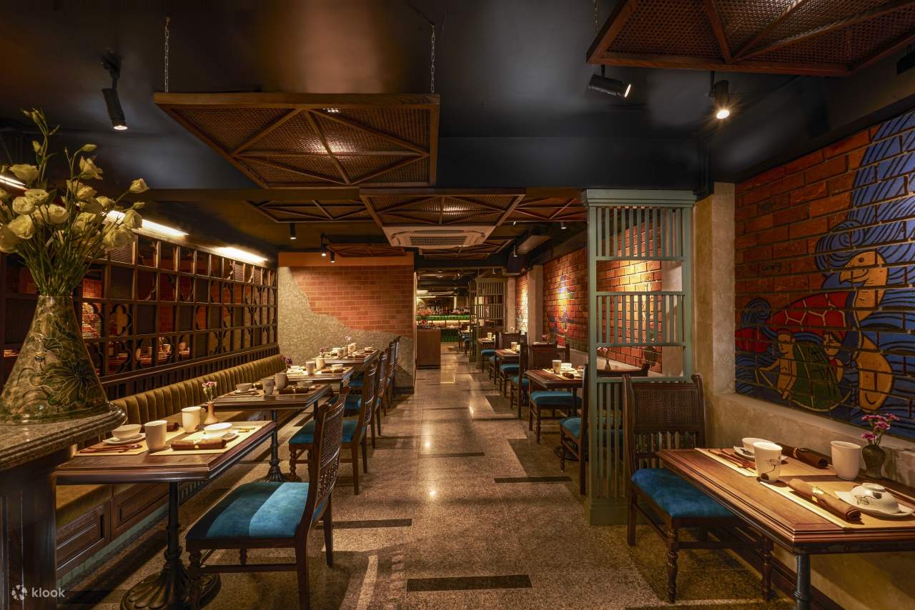 Un restaurante con mesas de madera y sillas azules, que crea un ambiente acogedor y agradable