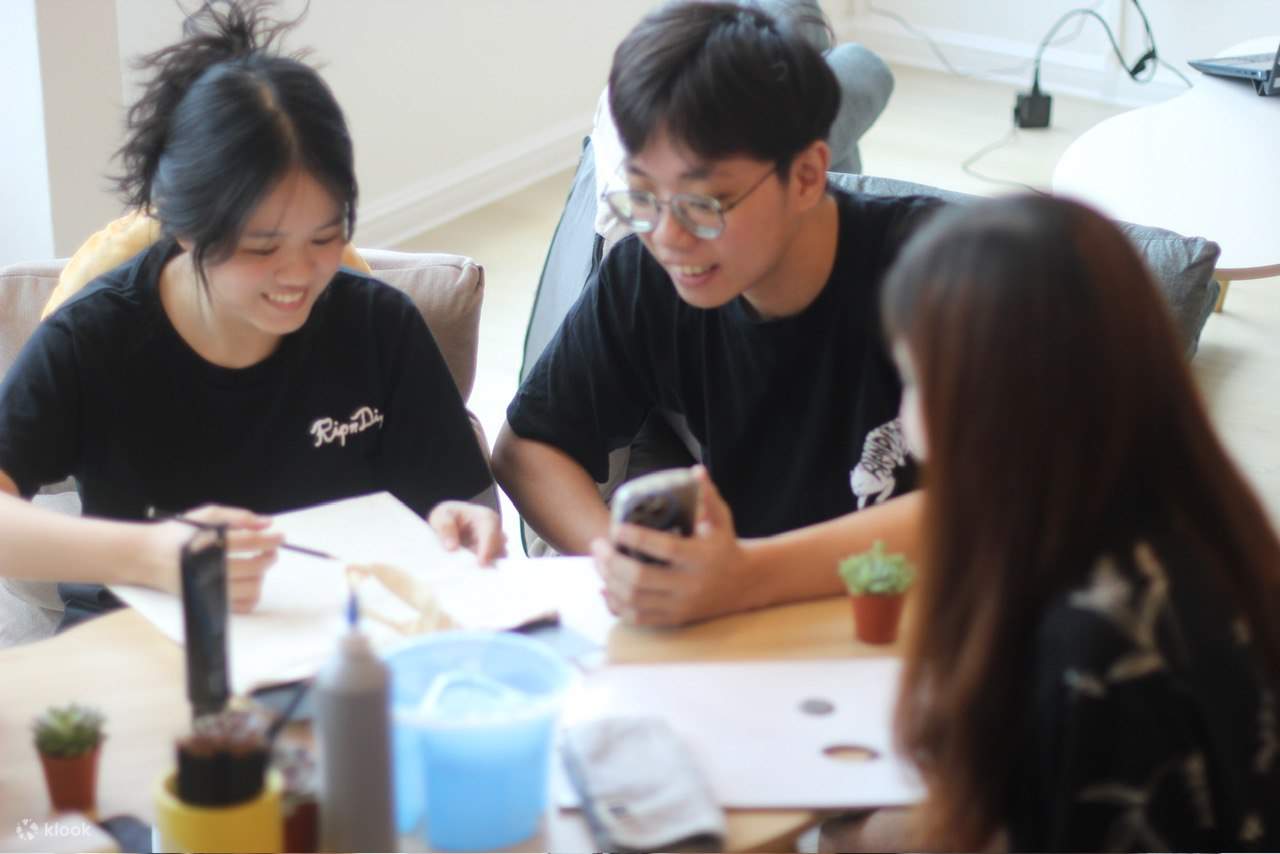 amici che partecipano a una sessione di art jam insieme