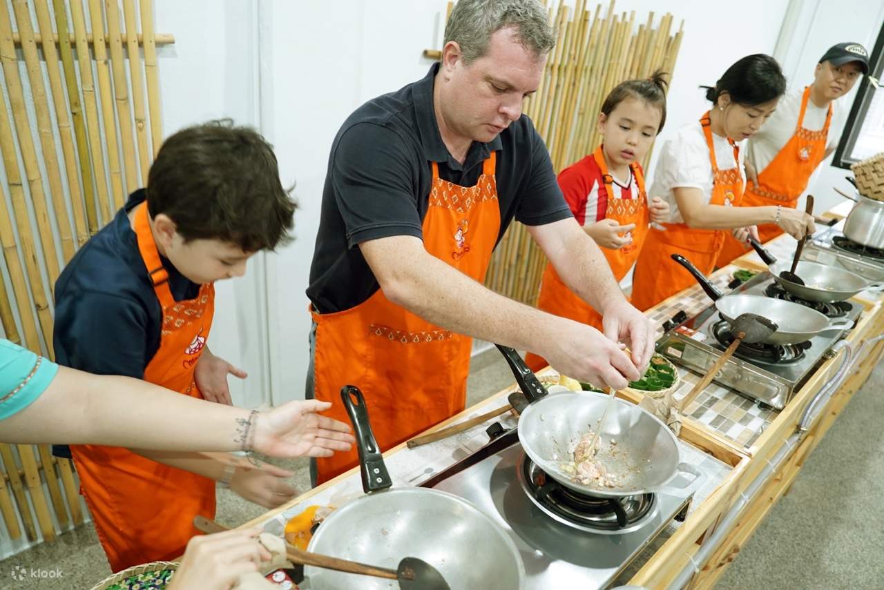 Kelas Memasak Thailand oleh Mango Cooking School - Bangkok