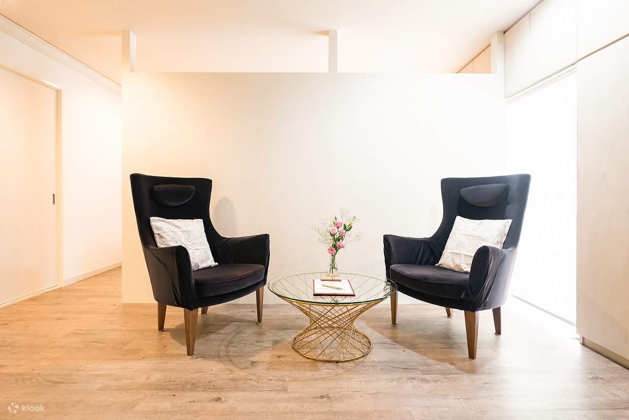 지유가오카는 세련된 카페와 잡화점이 모여 있는 인기 관광 지역입니다. 살롱은 역에서 도보 3분 거리에 있어 관광이나 쇼핑 도중에 들르기에도 매우 편리합니다.