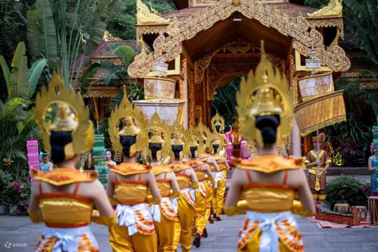 Pertunjukan menyanyi dan menari di pesta itu benar-benar merupakan pesta visual dan pendengaran yang luar biasa. Mulai dari tarian merak Dai yang penuh semangat hingga tarian kelompok yang menunjukkan koeksistensi harmonis dari semua kelompok etnis, setia