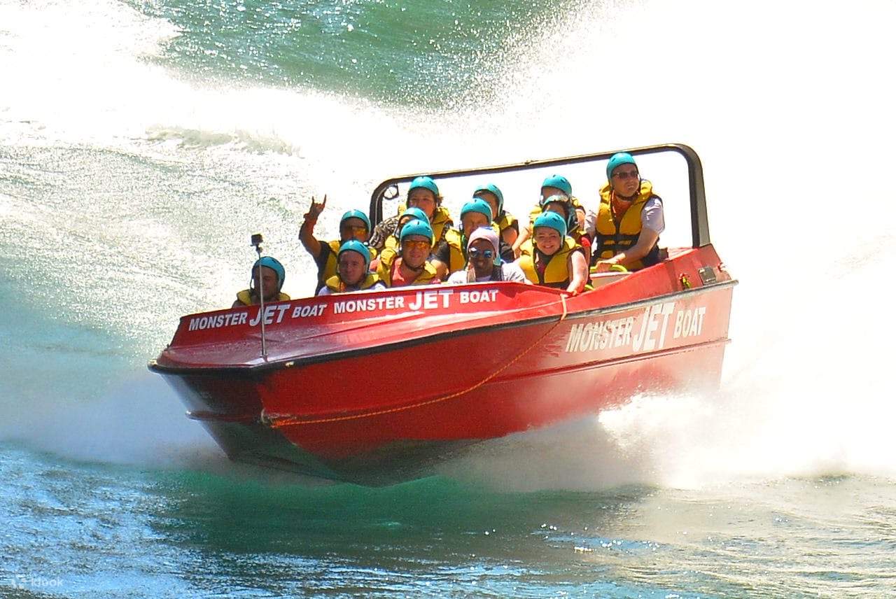 Крепче держитесь и наслаждайтесь скоростной поездкой на лодке с поворотами на 360 градусов.