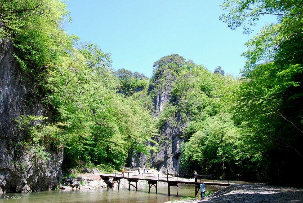 乘船游览盖壁峡谷 (Geibi Gorge) 的风景