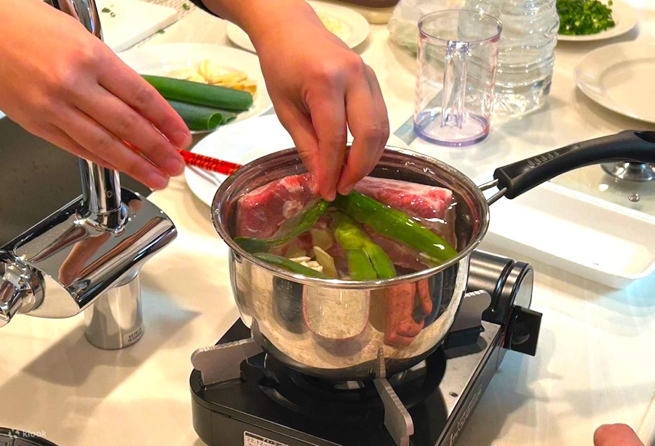 Cours de cuisine et dégustation de saké : préparez des sushis et des ramens à Tokyo !