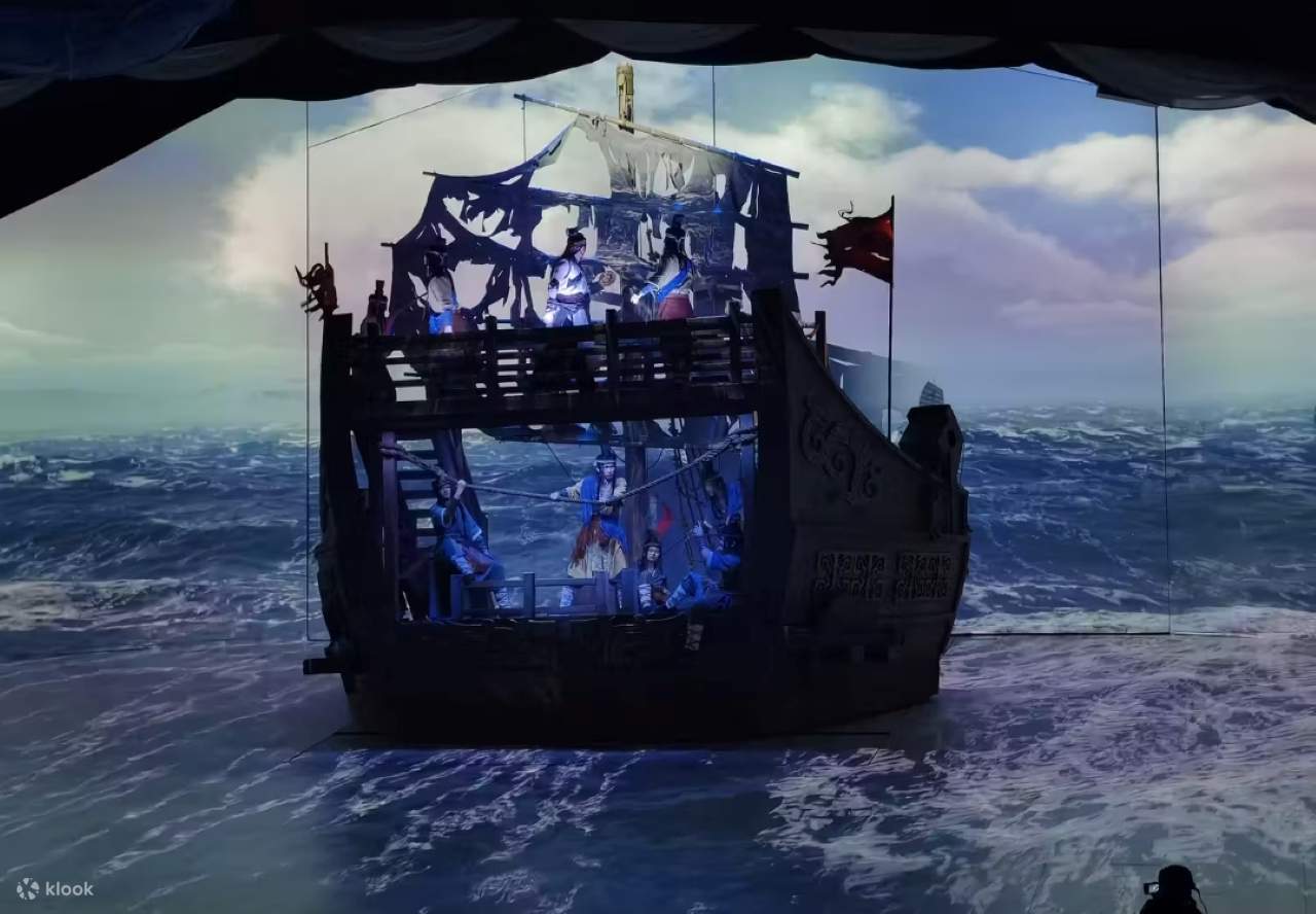 นักแสดงมีความสง่างาม ไม่ว่าจะมองไปข้างหน้าหรือทำงาน ดูเหมือนกำลังรับมือกับสภาพอากาศทางทะเล ด้วยภาพพาโนรามาแบบ Immersive 270 องศาที่สร้างฉากหลังเป็นทะเลกว้างใหญ่ เสียงรอบทิศทางแบบ Panoramic สร้างสนามเสียงที่สมจริง และเก้าอี้ที่เคลื่อนไหวได้นำมาซึ่งประสบการ