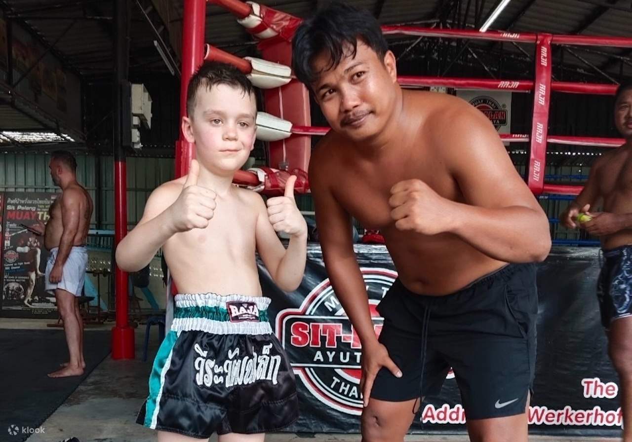 Existen varias técnicas de clinch y muchos lo llaman El Arte de los Ocho Miembros, que comúnmente combina codos, puños, rodillas y espinillas.