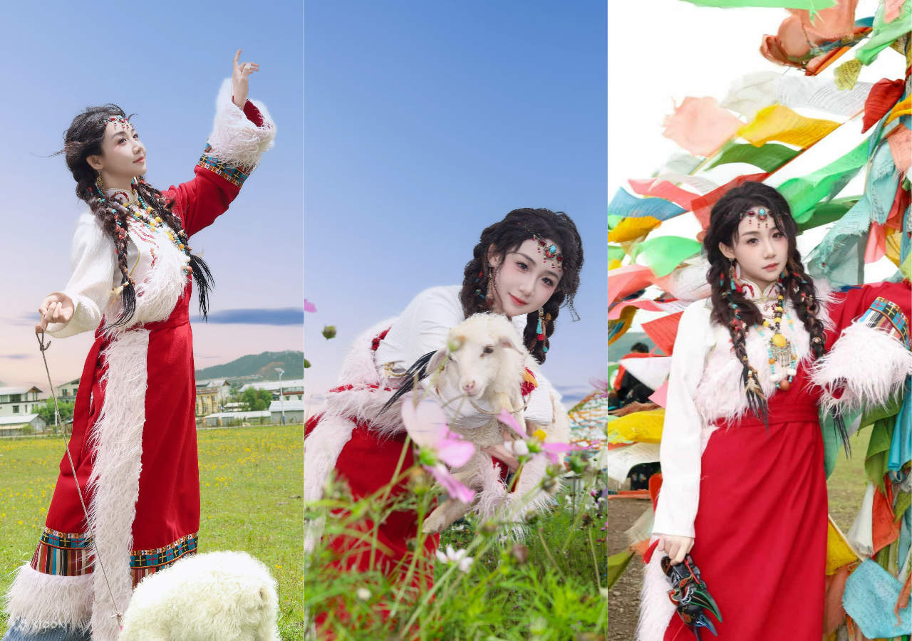 Una niña vestida con un traje tibetano rojo y blanco, adornada con cuerdas para el pelo de colores y un collar de joyas, guía a un corderito en la pradera, con casas y montañas distantes al fondo, mostrando la belleza del traje tibetano y el estilo de la 