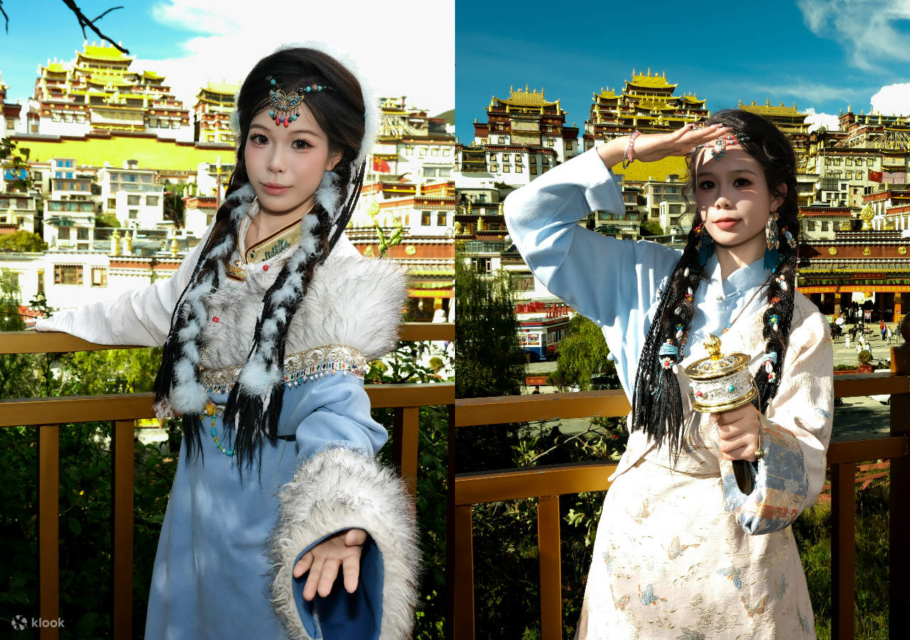 Ella sostiene un molinillo de oración, con un edificio tibetano de fondo. El estilo arquitectónico tibetano es único, con colores brillantes, que complementan la vestimenta de la mujer, mostrando la belleza única de la arquitectura y la vestimenta tibetan