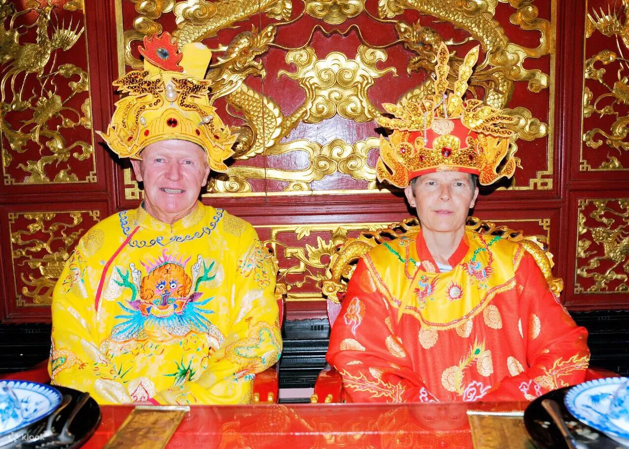 成为晚宴上的国王和王后
