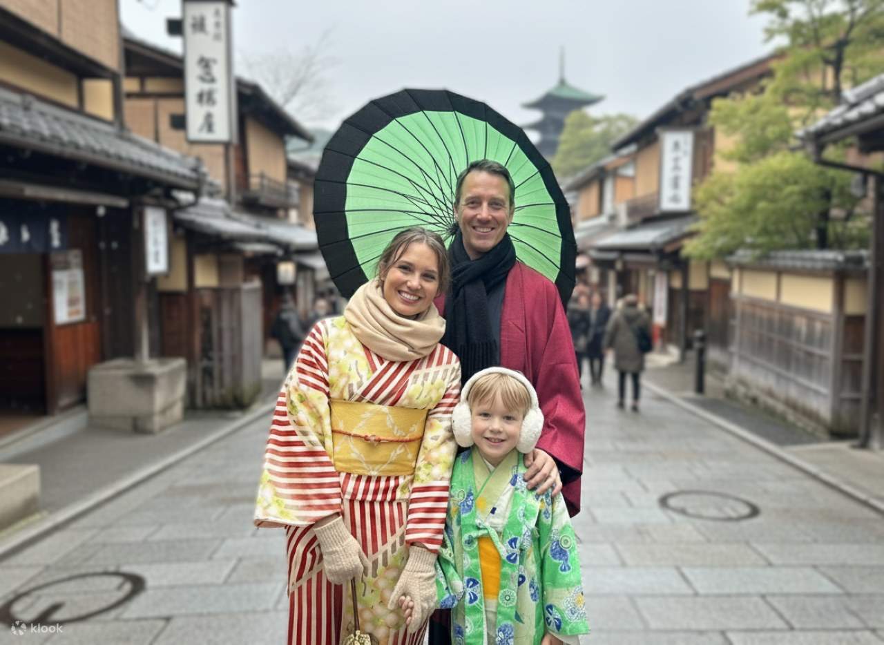 Japan's winters is cold, but kimonos are great for layering! Wear warm innerwear, leggings, and gloves (please bring your own). We offers fur wraps and shawls—just ask our staff. Stay cozy and stylish, and enjoy kimono experience even in chilly weather!😊