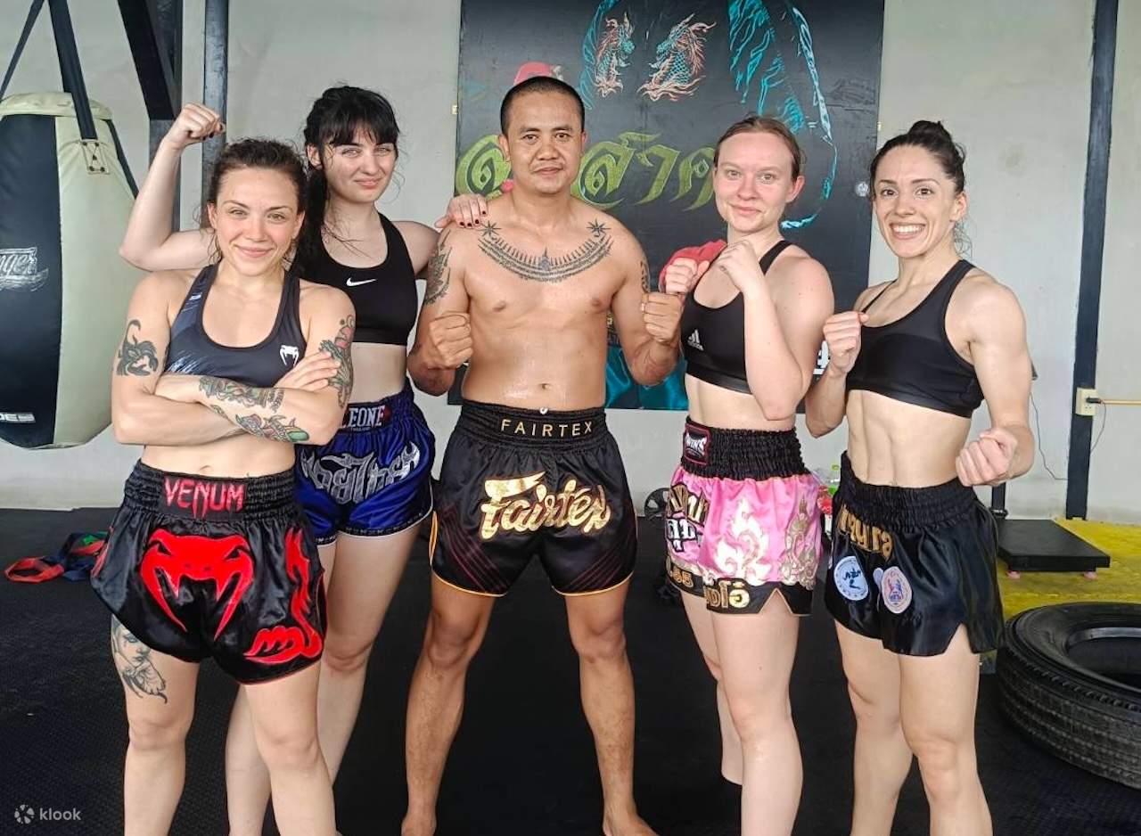 Nehmen Sie an einführenden Muay Thai-Kursen teil und erlernen Sie grundlegende Informationen sowie die richtigen Techniken, die Sie auf fortgeschrittenere Übungen in der Zukunft vorbereiten.