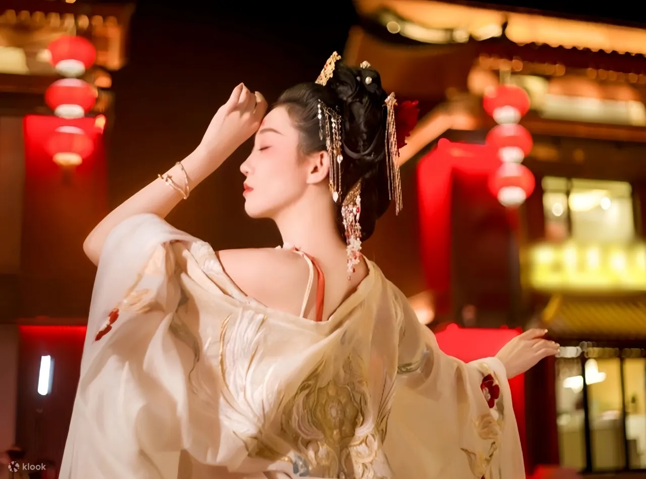 汉服是中国传统服饰，它以 “华夏 - 汉” 文化为背景、华夏礼仪文化为核心，历经千年自然演化而来，承载着丰富的文化内涵