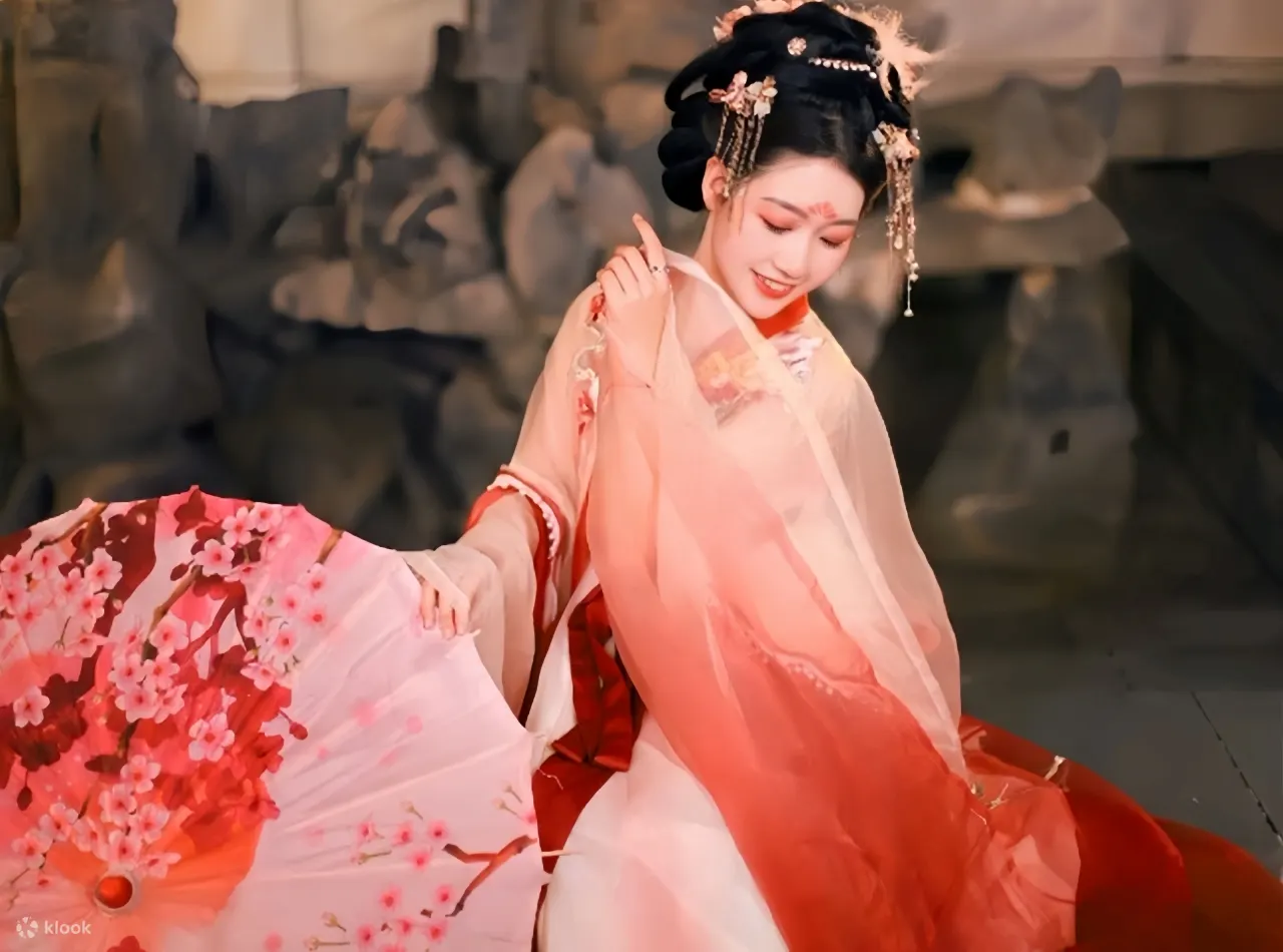它不仅是对传统服饰文化的生动诠释，更是一场 “人在画中游” 的沉浸式体验