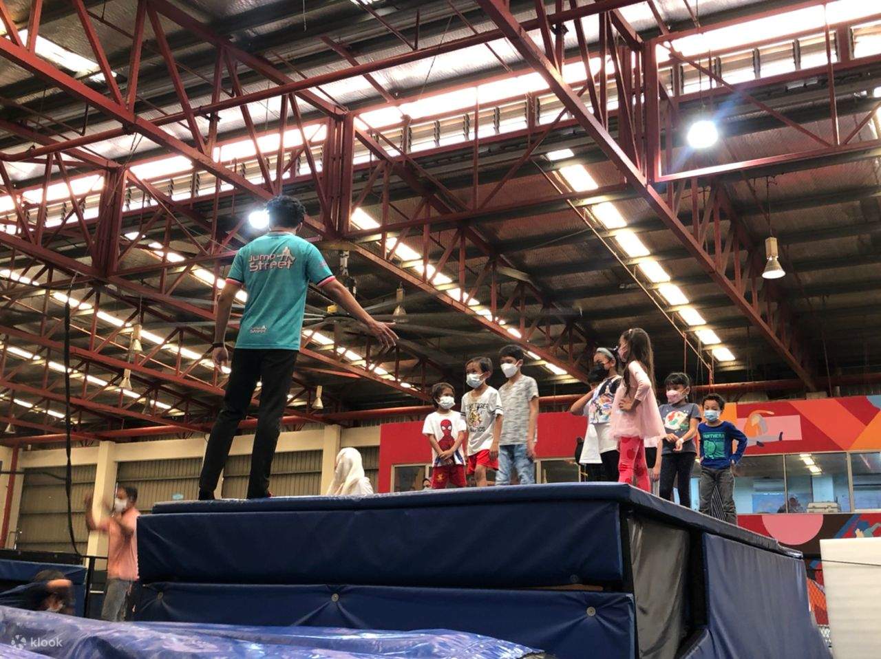 Instructeur qui enseigne comment jouer