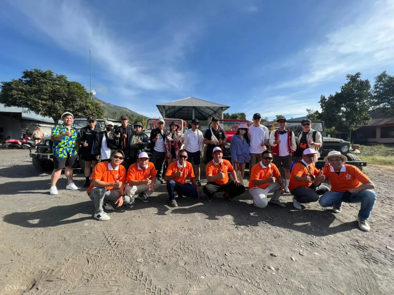 工作人员和游客合影