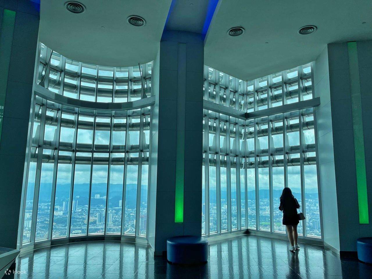 mengunjungi petronas twin tower