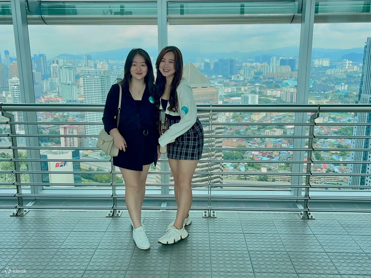 take a pic with friend