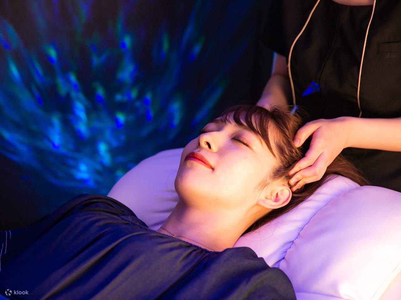 물 없이 건식으로 즐기는 두피 SPA로, 메이크업과 헤어스타일에 영향을 주지 않아 언제든지 간편하게 깊은 휴식을 경험할 수 있습니다.