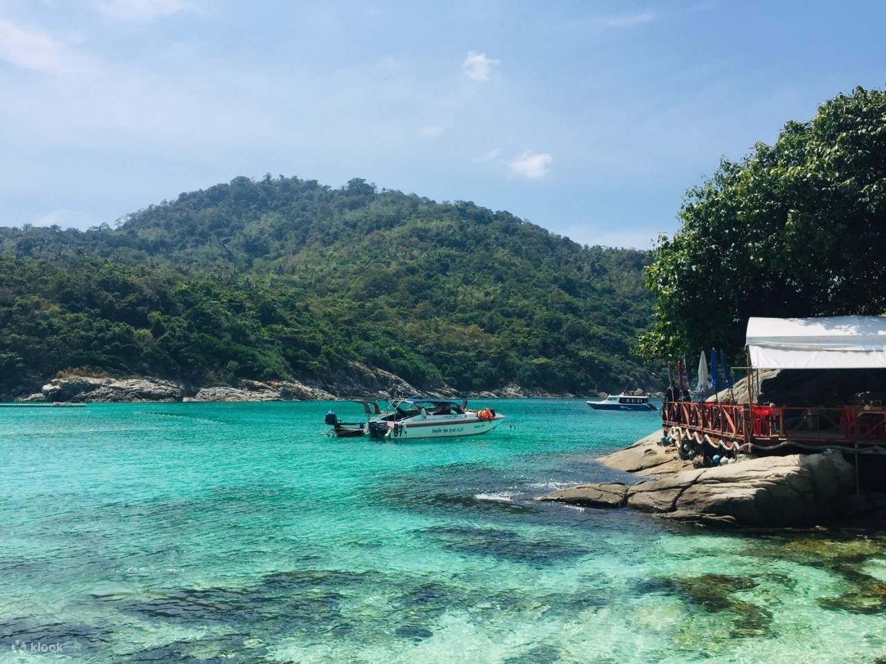 一条船在海里