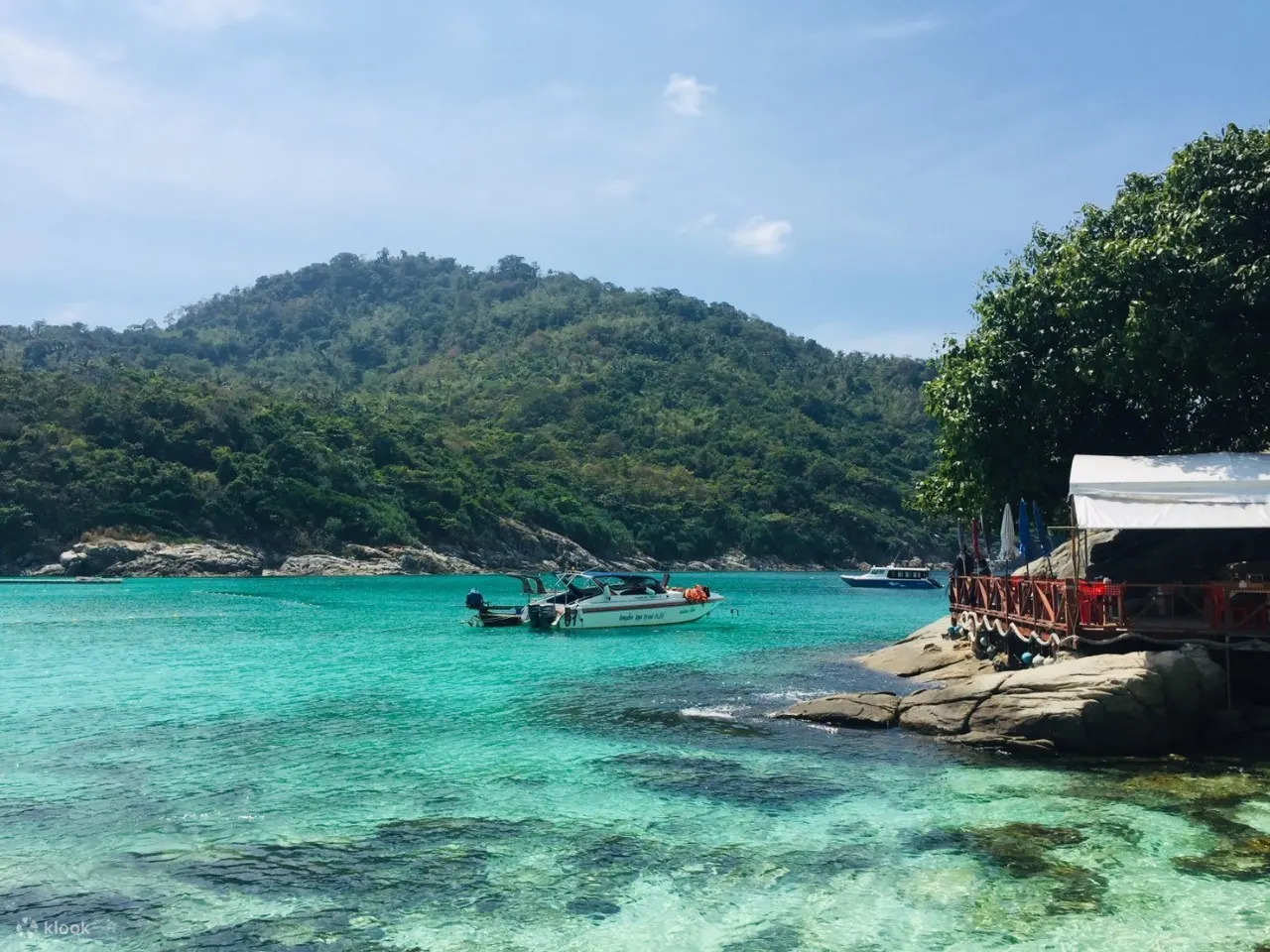 一条船在海里