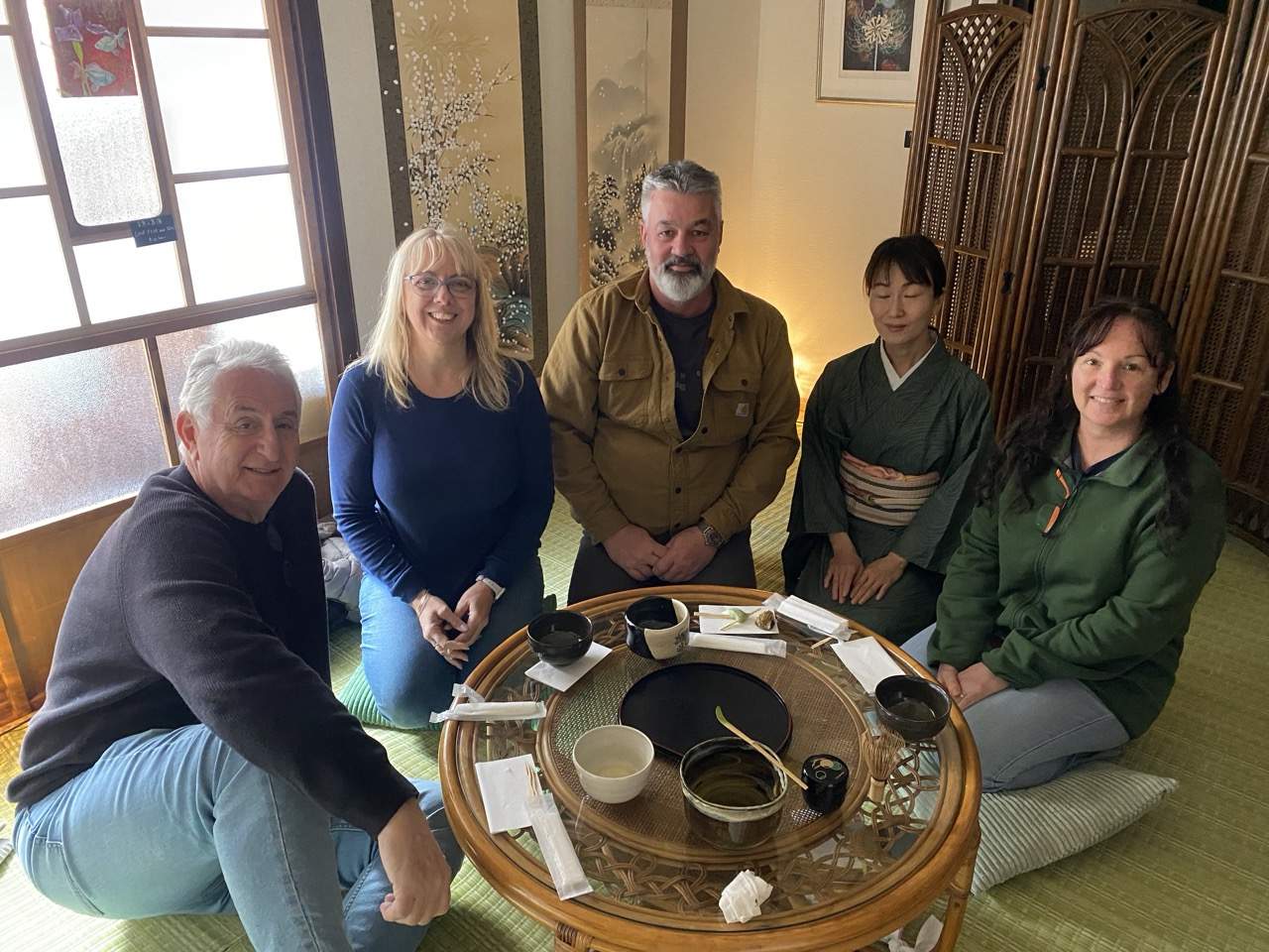 Ceremonia del té en una casa de pueblo japonesa centenaria