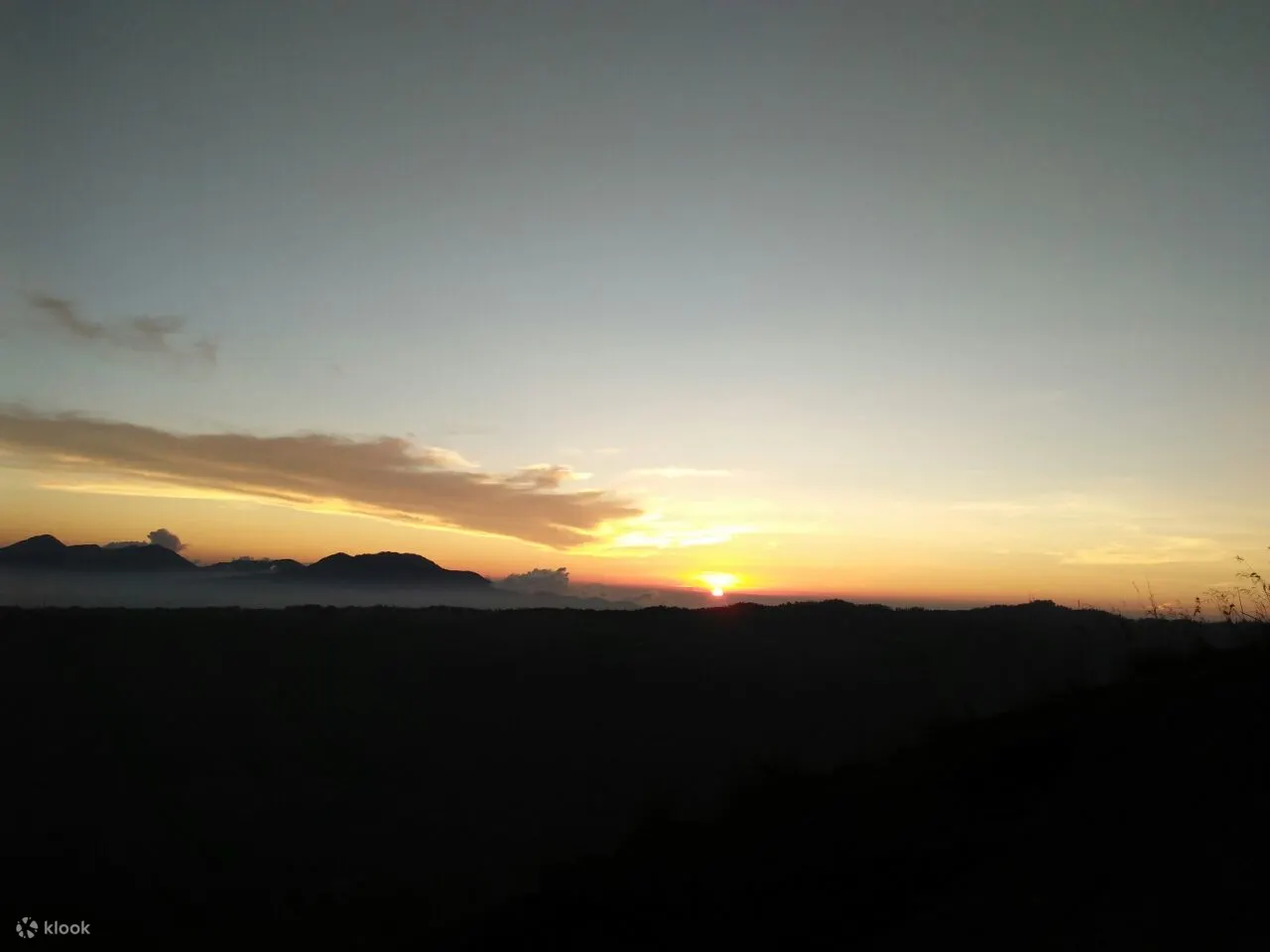 巴杜尔山顶的日落美景