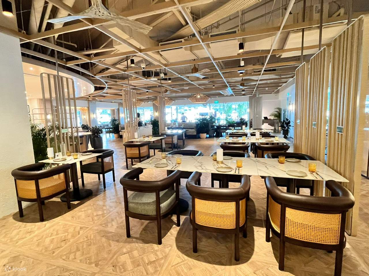 Latitude Restaurant & Terrace - Pemandangan Dalam Ruangan