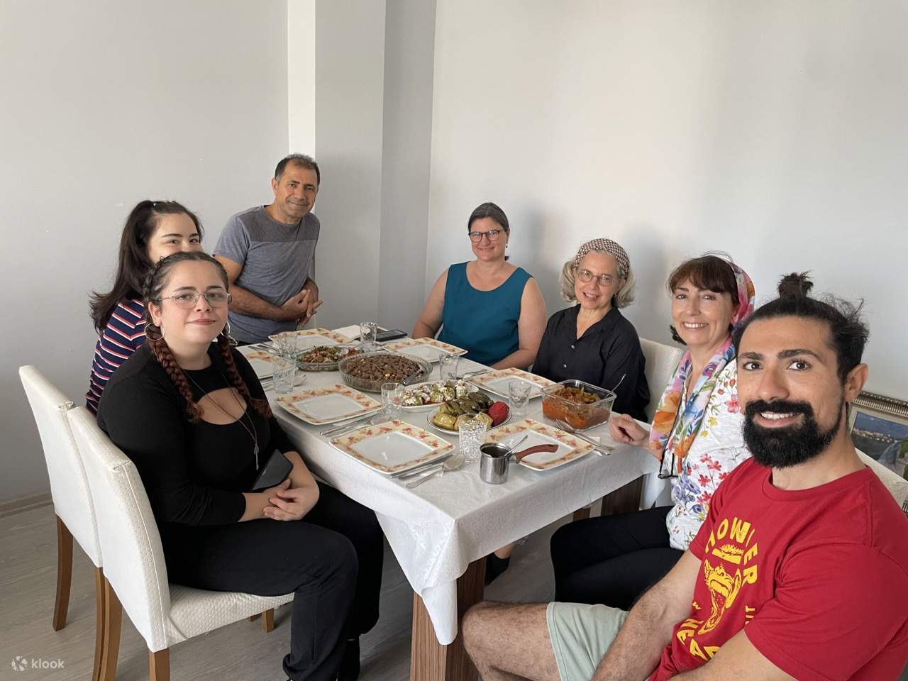 Auténtica cena turca casera con una familia local