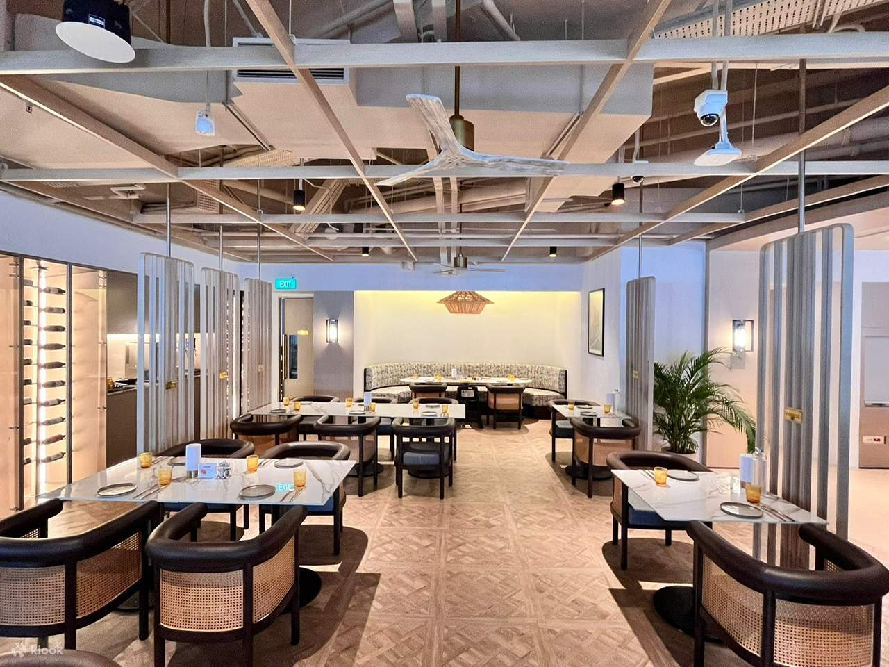 Latitude Restaurant & Terrace - Vista interior