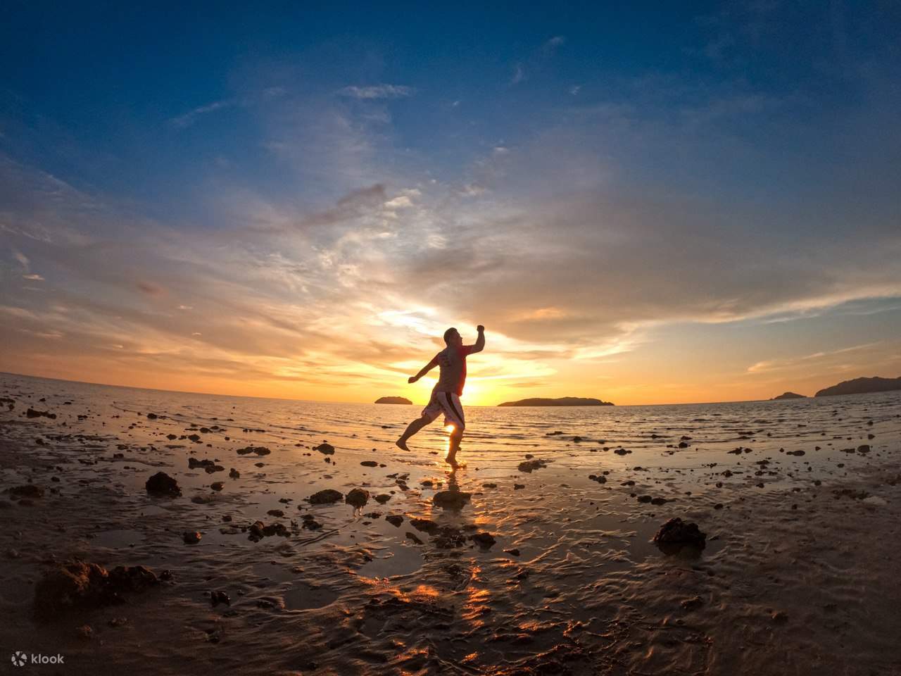 在日落时分摆姿势拍摄桨板照片